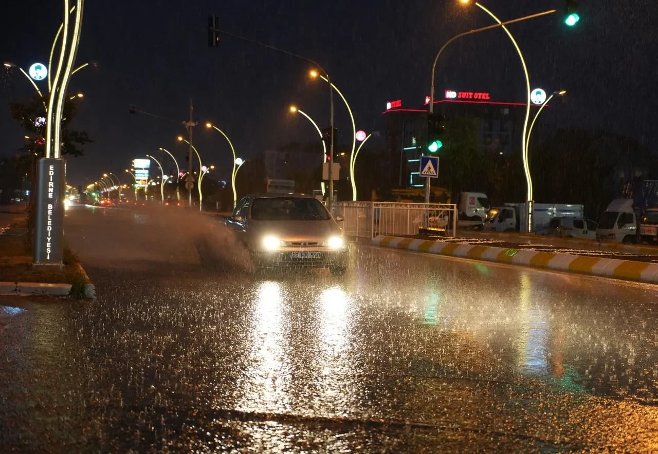 Edirne’de kuraklığın ardından sağanak yağış tarım arazilerine can suyu oldu
