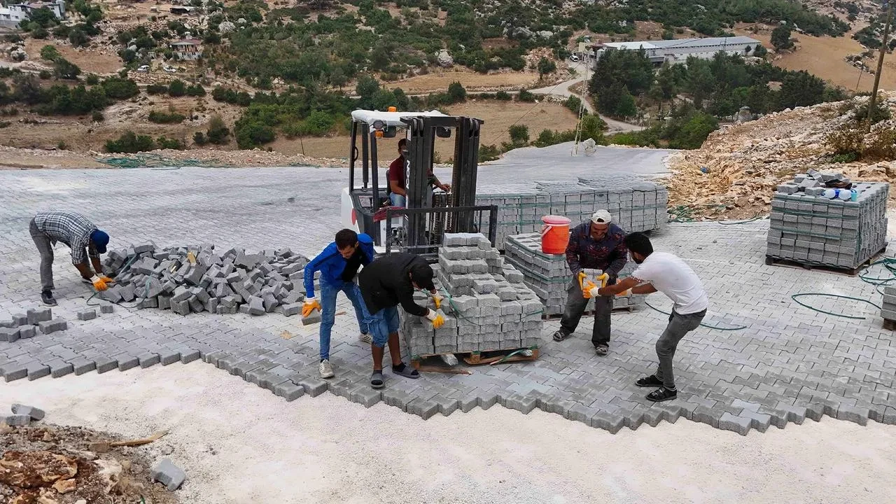 Tarsus belediyesi kuzoluk mahallesi'nde kilit parke çalışması başlattı