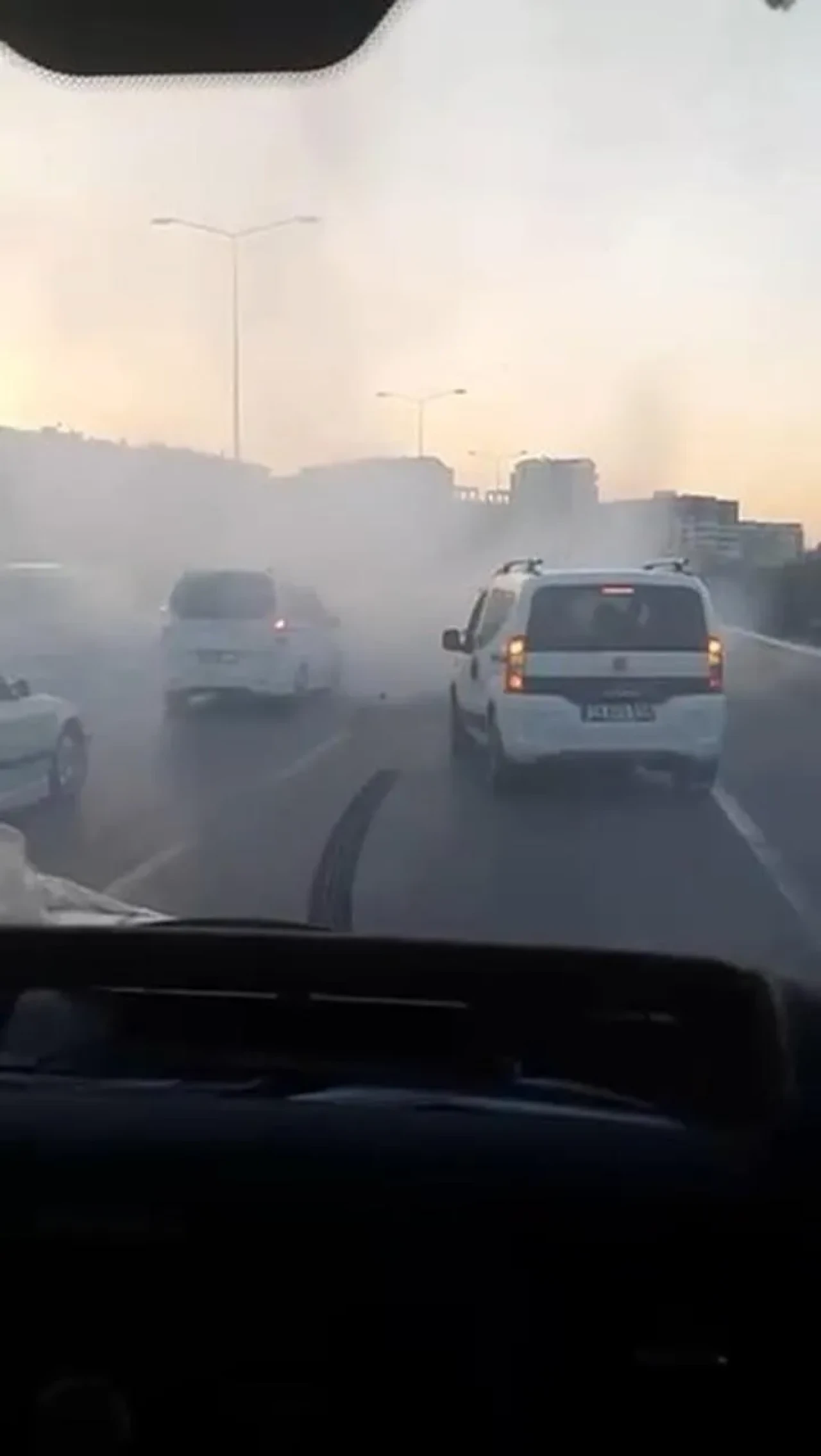 Bursa'da düğün konvoyu magandaları yol kapatıp lastik yaktı