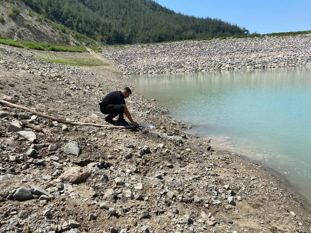 Osmaniye'de Karacaören Gölet'ine balıklar ve yangınlar için su takviyesi yapıldı
