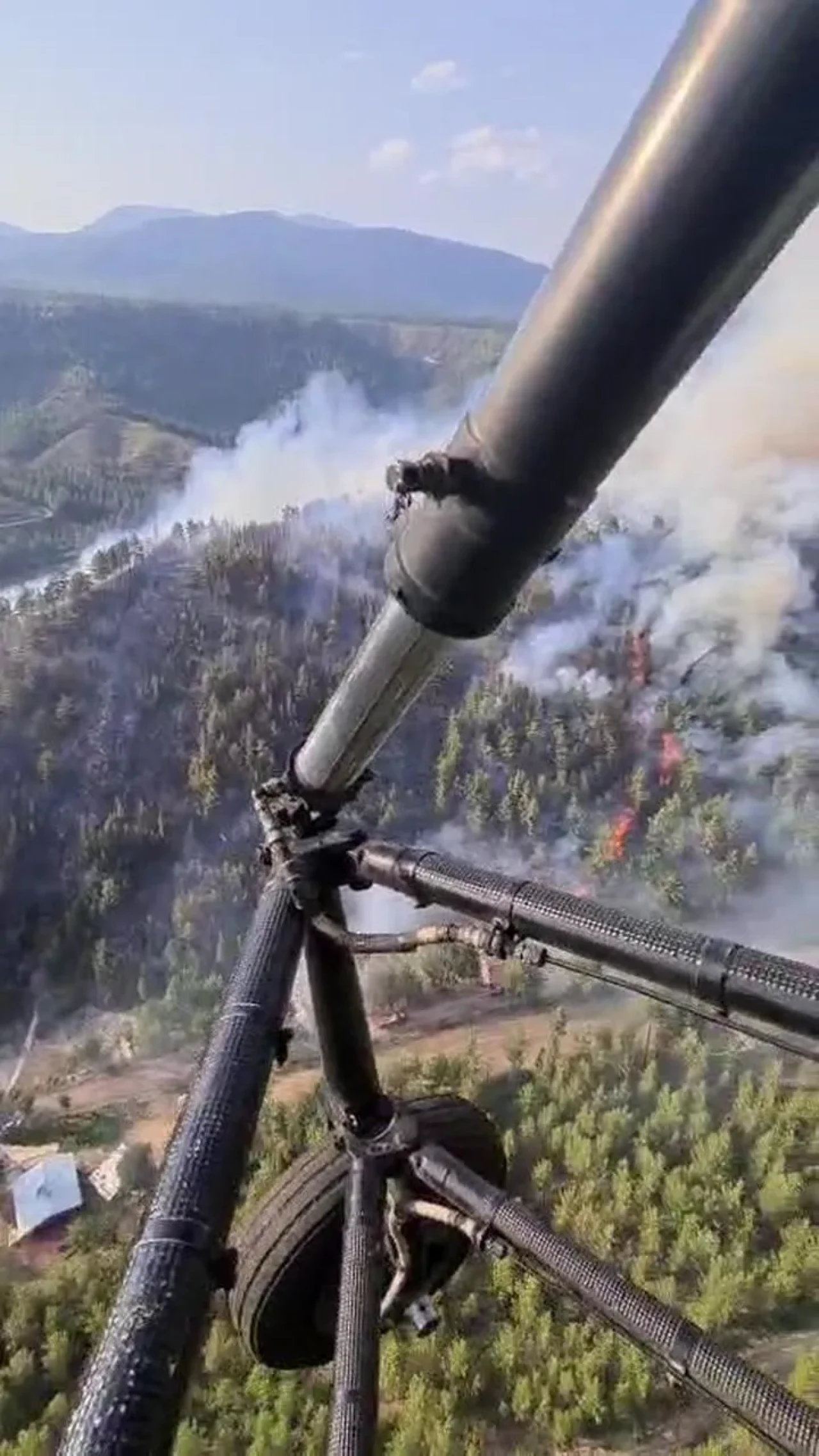 Denizli’nin Acıpayam ilçesinde orman yangınına hava ve karadan müdahale