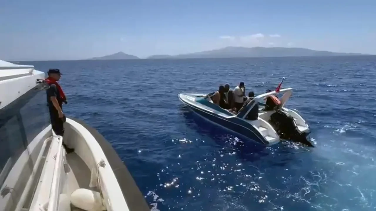 Datça açıklarında Sahil Güvenlik 17 düzensiz göçmeni kurtardı