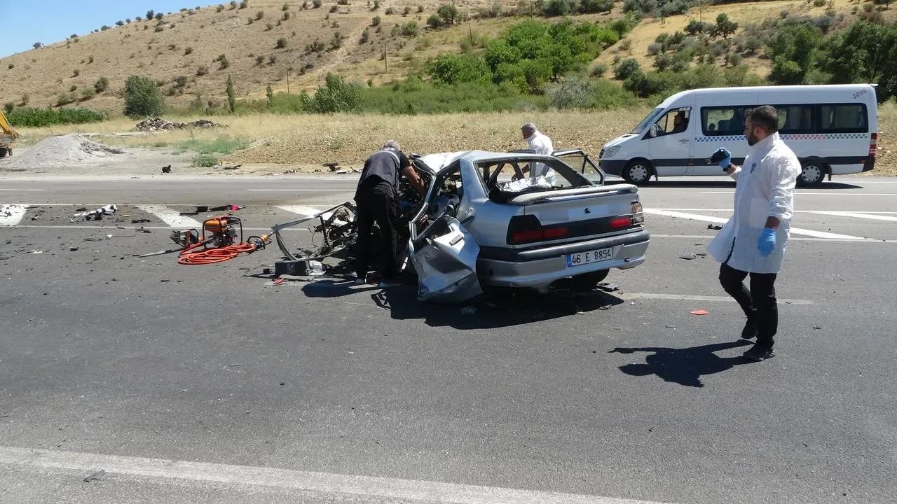 Malatya'nın Akçadağ ilçesinde hafriyat kamyonu ile otomobil çarpıştı