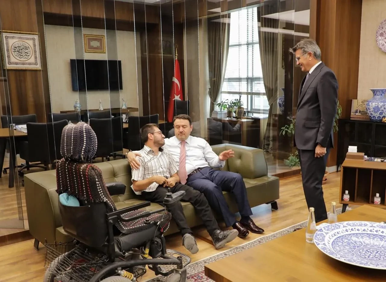 Kütahya Valisi Musa Işın engelli vatandaş Sefa Yiğit'i makamında ağırladı