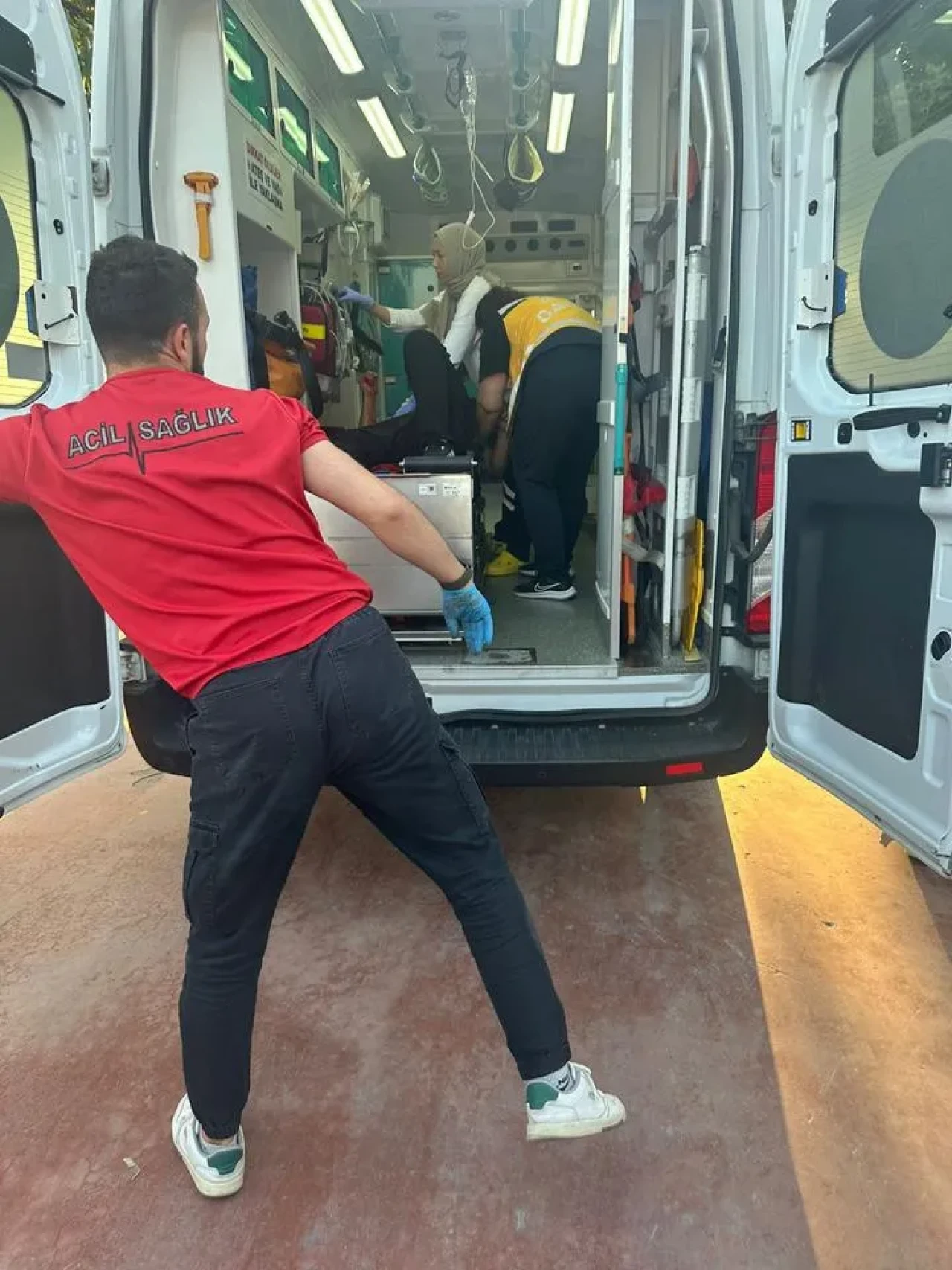 Darıca'da Genç Bıçaklanarak Yaralandı Polis Çalışma Başlattı