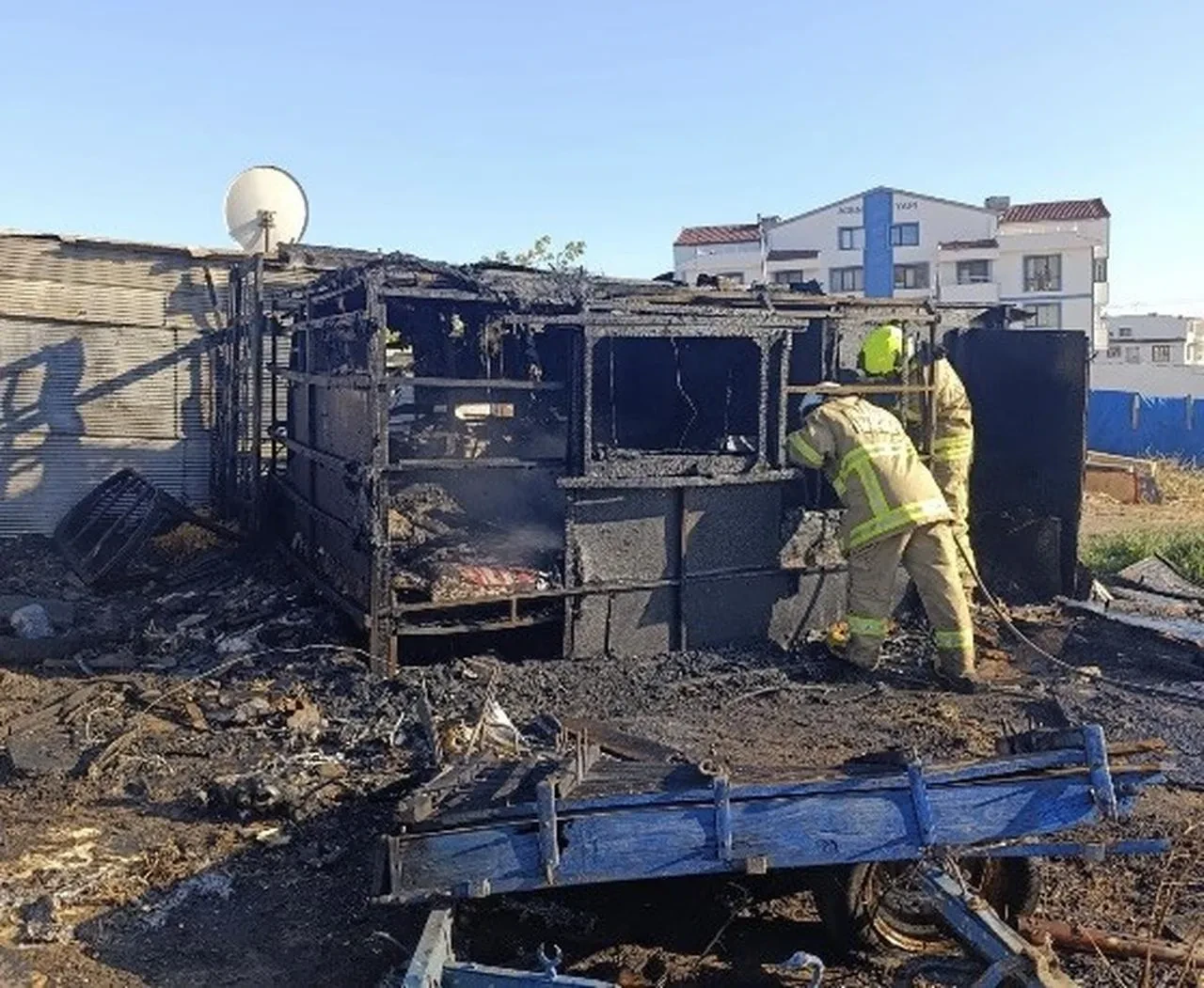 Erdek'te belediye evleri yakınında çıkan baraka yangını söndürüldü