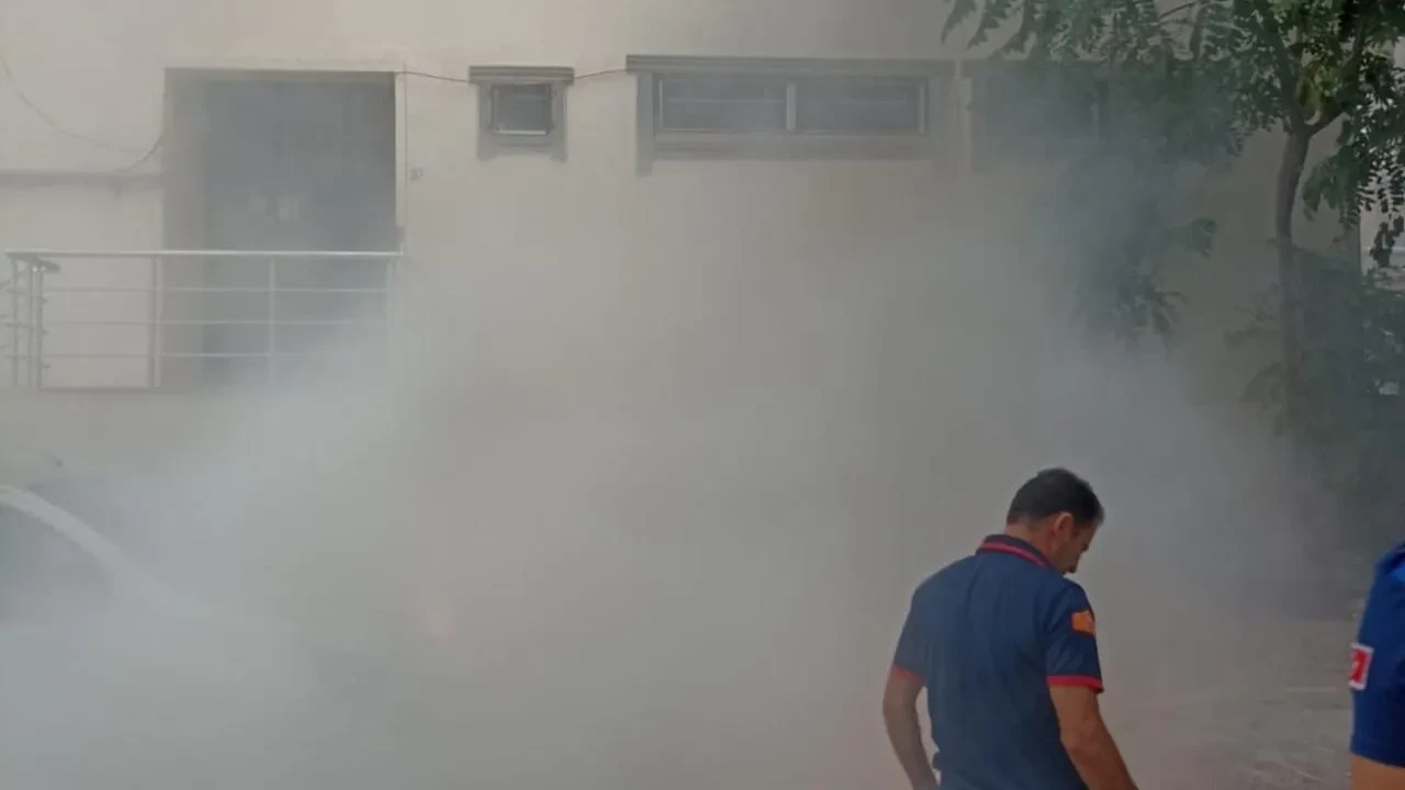 Siirt Kurtalan’da ot yangını itfaiyenin müdahalesiyle binaya sıçramadan söndürüldü