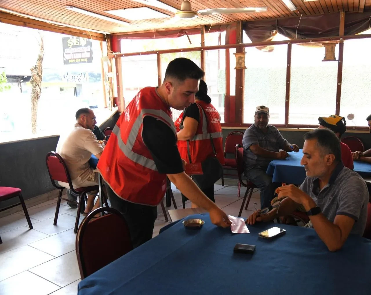 Yunusemre Belediyesi Esnaf Güçlendirme Projesi kapsamında kıraathaneleri ziyaret ediyor