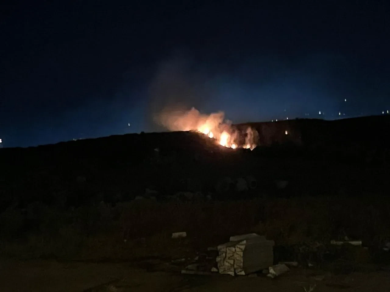 Balıkesir'de şehir çöplüğünde çıkan yangın araziye sıçradı