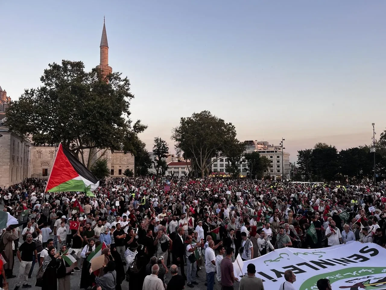 İstanbul'da Gazze'ye Umut Işığı Ol yürüyüşü düzenlendi