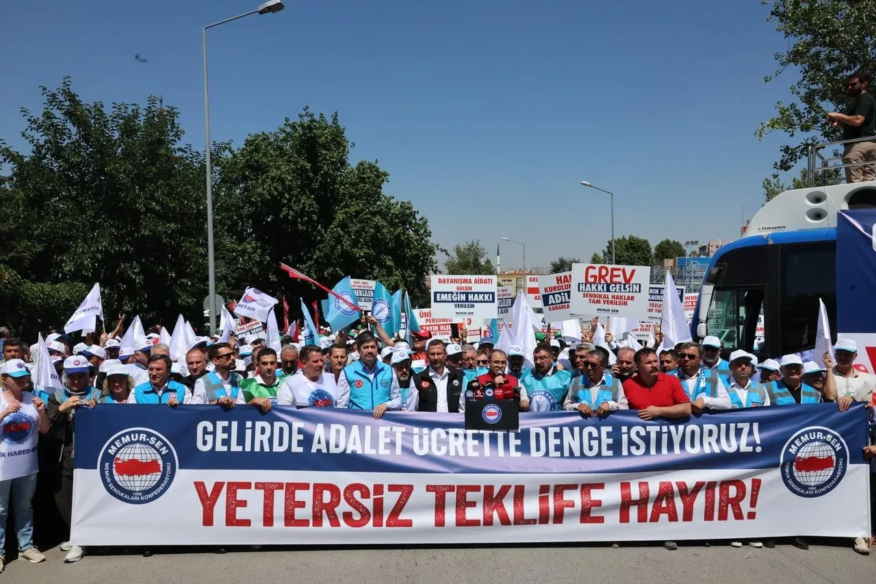 Memur-Sen Çalışma Bakanlığı önünde toplu sözleşme eylemi düzenledi