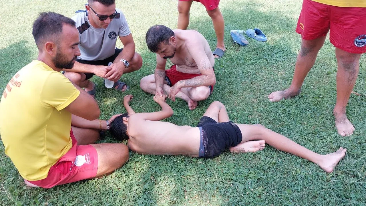 Samsun'da Mustafa A. boğulma tehlikesi geçirince babası Cihan A. tarafından kurtarıldı