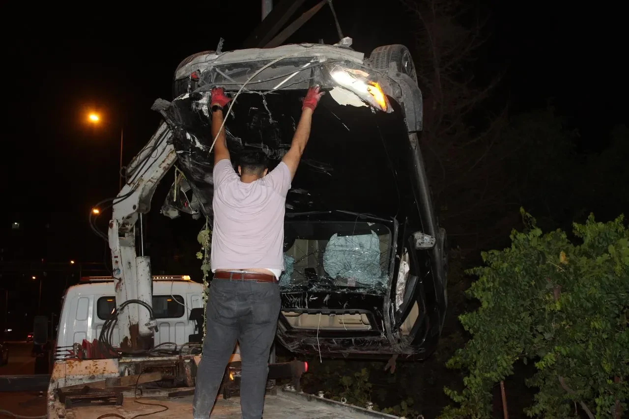 Ehliyetsiz sürücü Kayseri’de evin bahçesine uçtu 3 yaralı