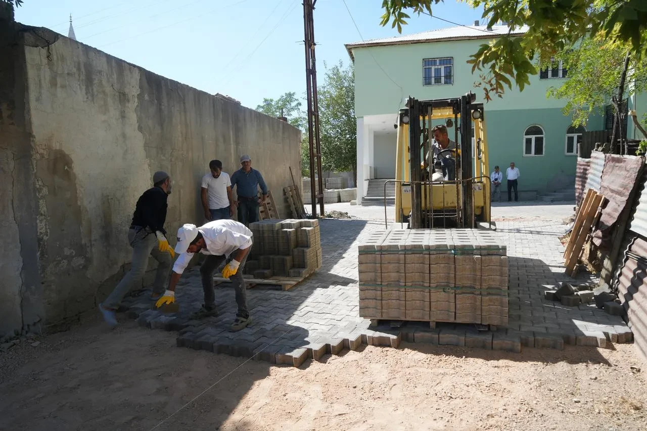 Muş Kırköy’de çamurlu yollar parke taşıyla düzenleniyor