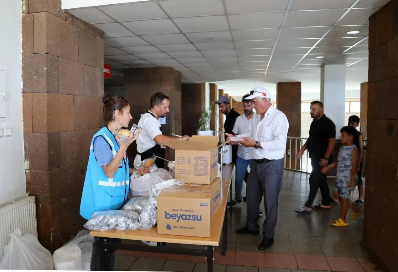 Van Büyükşehir Belediyesi yaşlılar için Van Gölü’nde piknik düzenledi