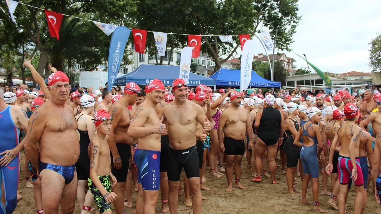 İzmit Körfezi'nde 343 kişi 2 bin 600 metre yüzme yarışına katıldı