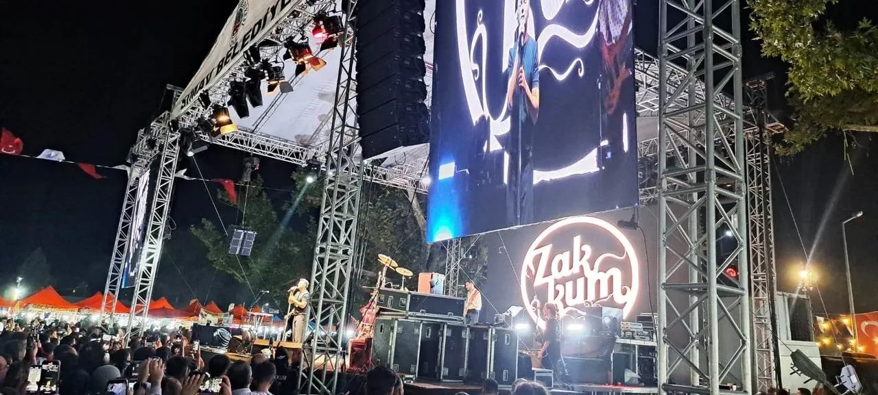 Simav’da Zakkum Grubu Panayırda Coşkulu Konser Verdi