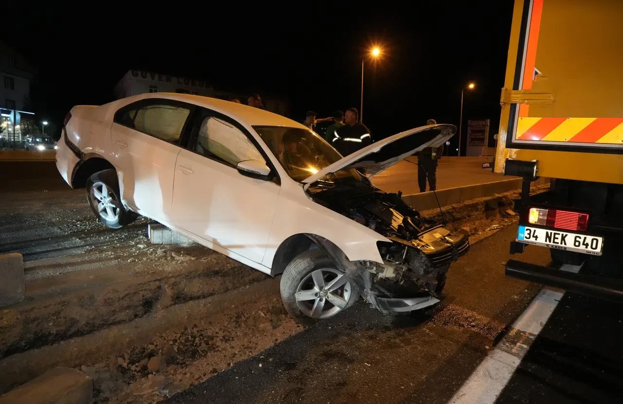 Kırıkkale’de Kargo Kamyonu İle Otomobil Çarpıştı Maddi Hasarla Sonuçlandı