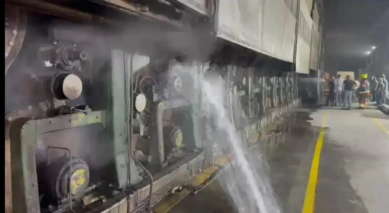 Balıkesir'de MRS Kağıt Fabrikası'nda çıkan yangın itfaiye ekipleri tarafından söndürüldü