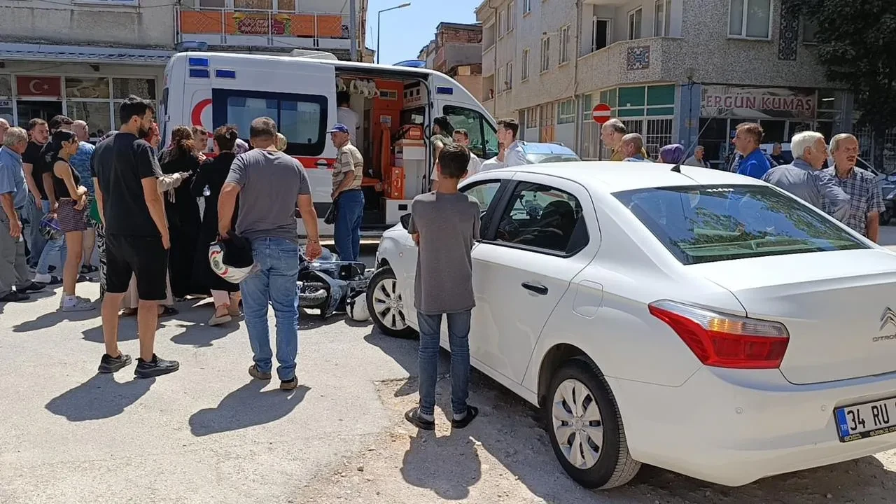 Bursa İnegöl’de motosiklet ile otomobil kafa kafaya çarpıştı, 2 yaralı