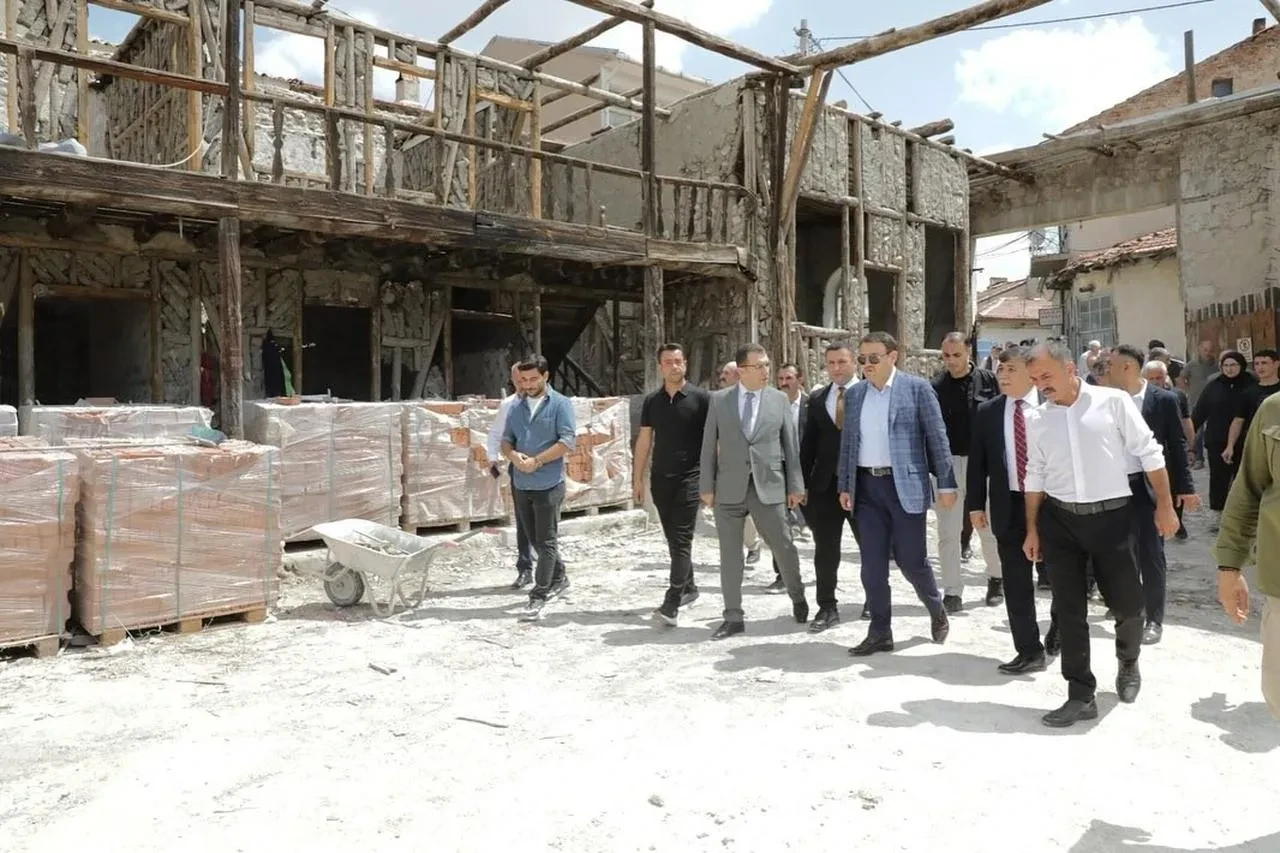 Kütahya Valisi Musa Işın Emet Hanı’ndaki restorasyonu inceledi