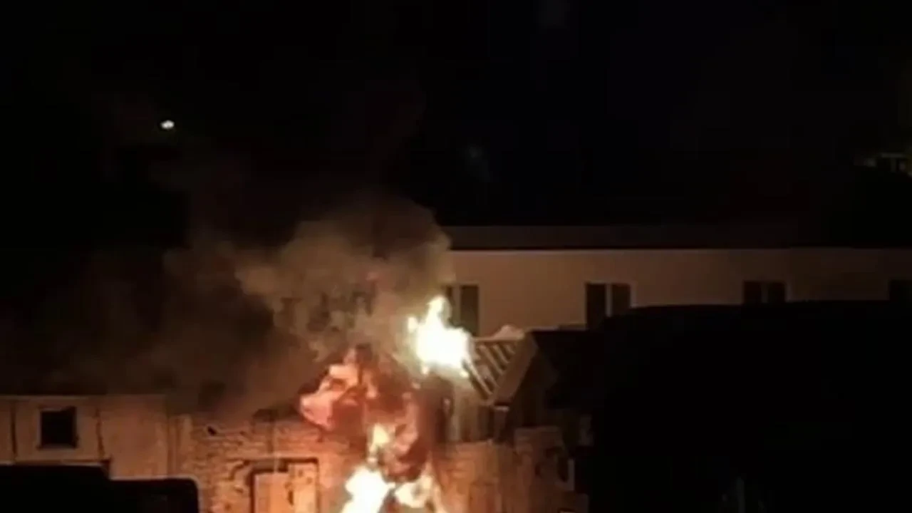 Adapazarı’da bilinçsizce yakılan ateş dört dükkanda yangına neden oldu