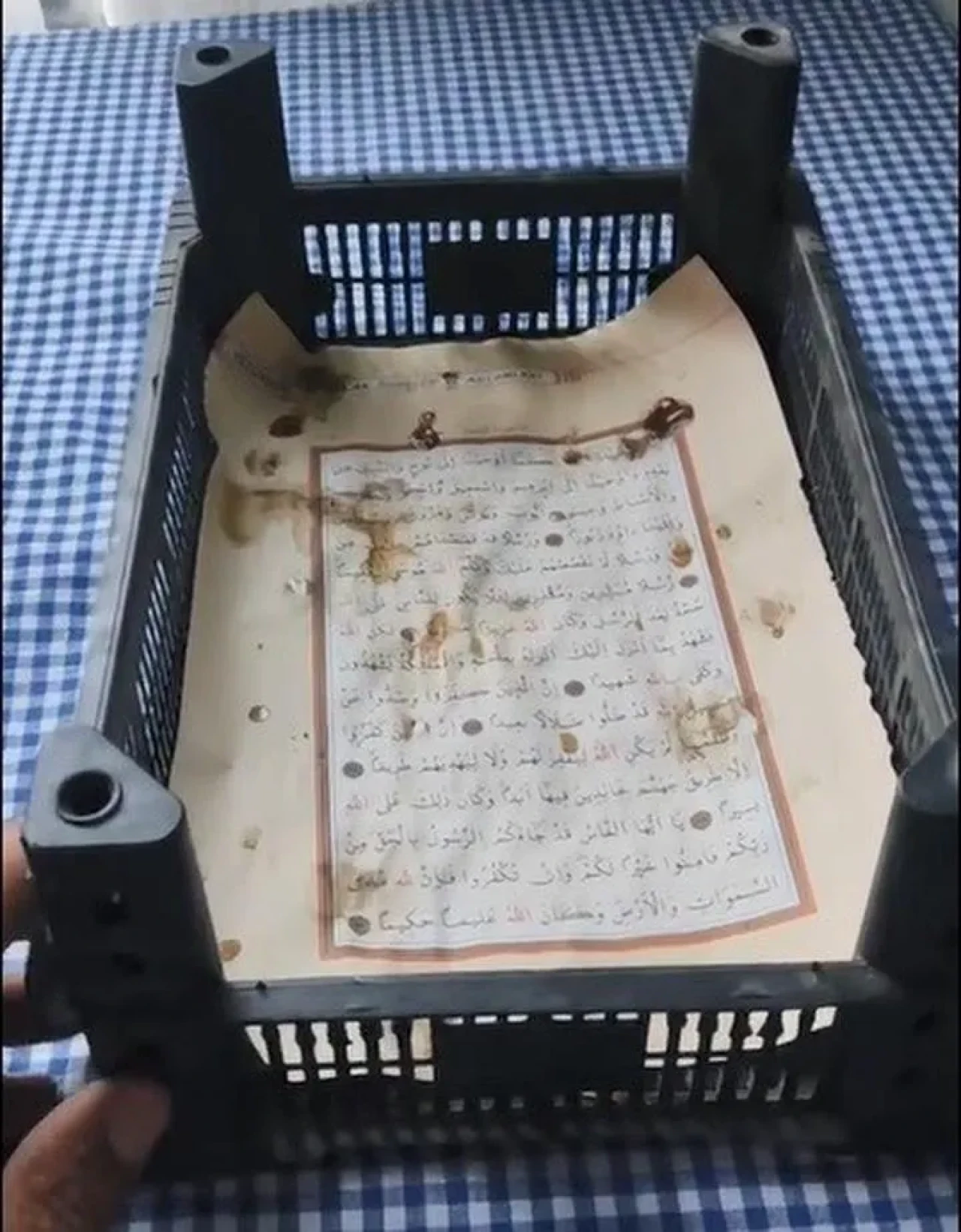 Bitlis-Tatvan Karayolunda incir kasasından Kur'an-ı Kerim sayfası çıktı