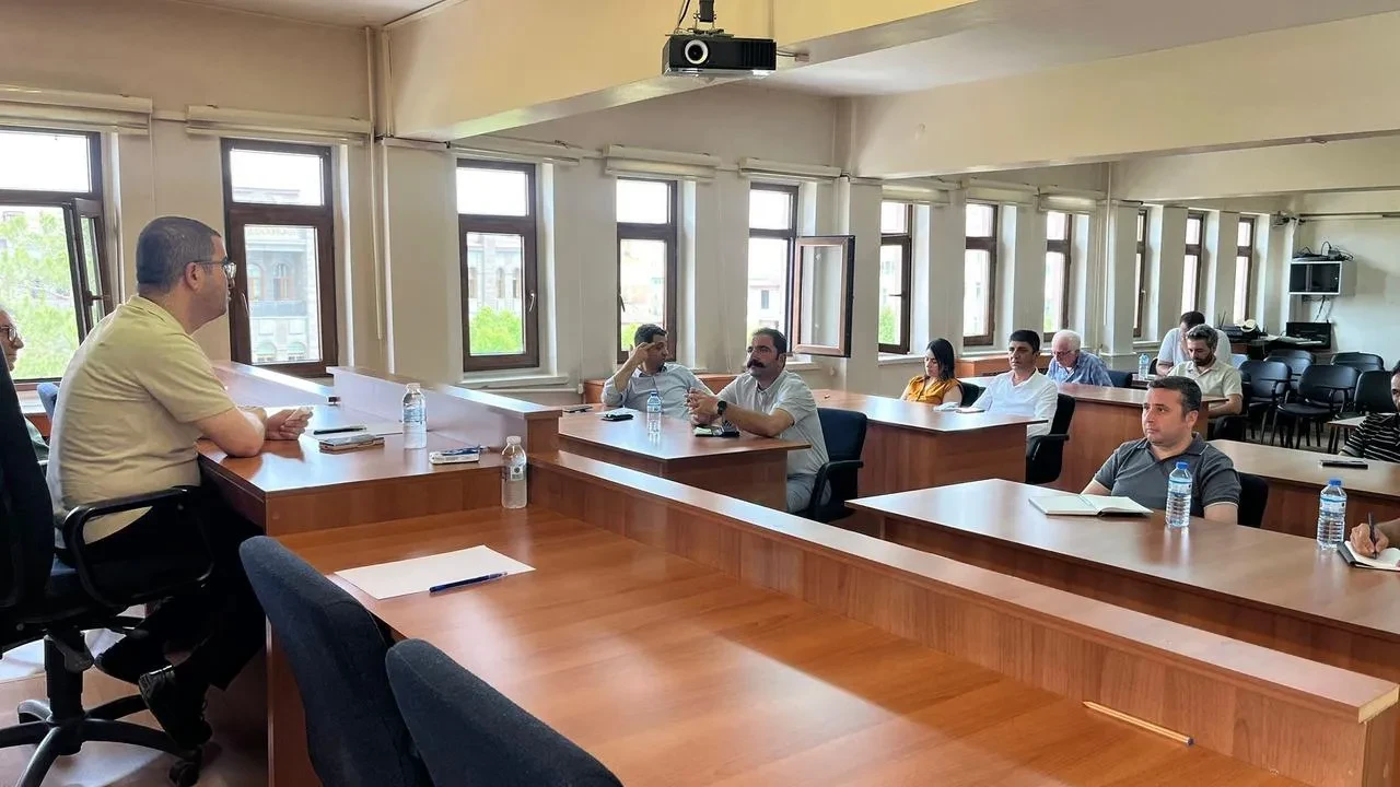 Kağızman Kaymakamı Okan Daştan mahalle muhtarlarıyla toplantı düzenledi