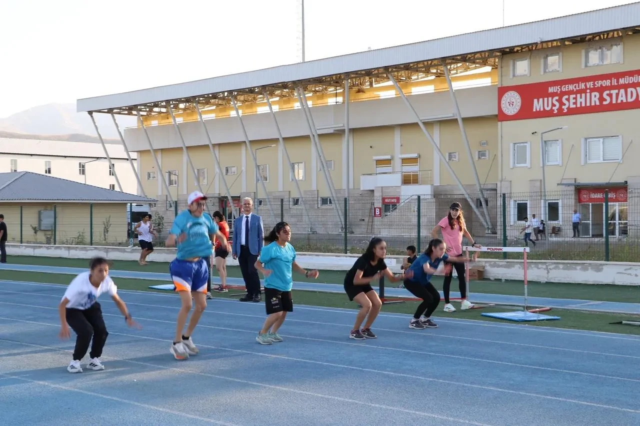 Muş'ta genç atletler Sultan Alparslan Spor Kompleksi'nde antrenman yapıyor