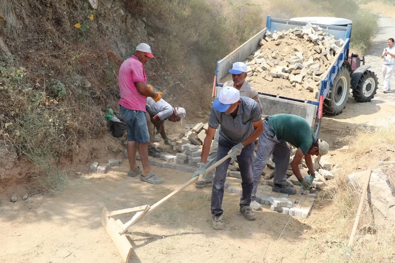 Bozdoğan Belediyesi dömen mahallesi’nde taş döşeme çalışması başlattı