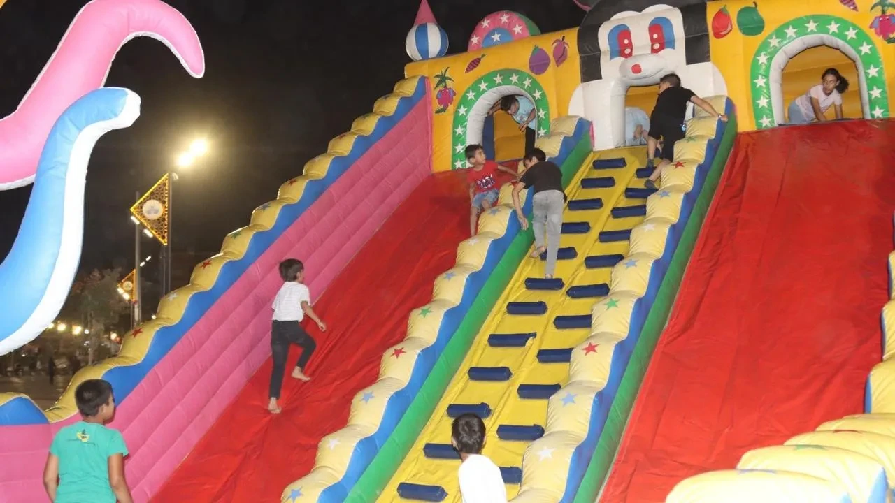 Elazığ'da çocuk şenlikleri Cumhuriyet Meydanı'nda renkli etkinliklerle başladı