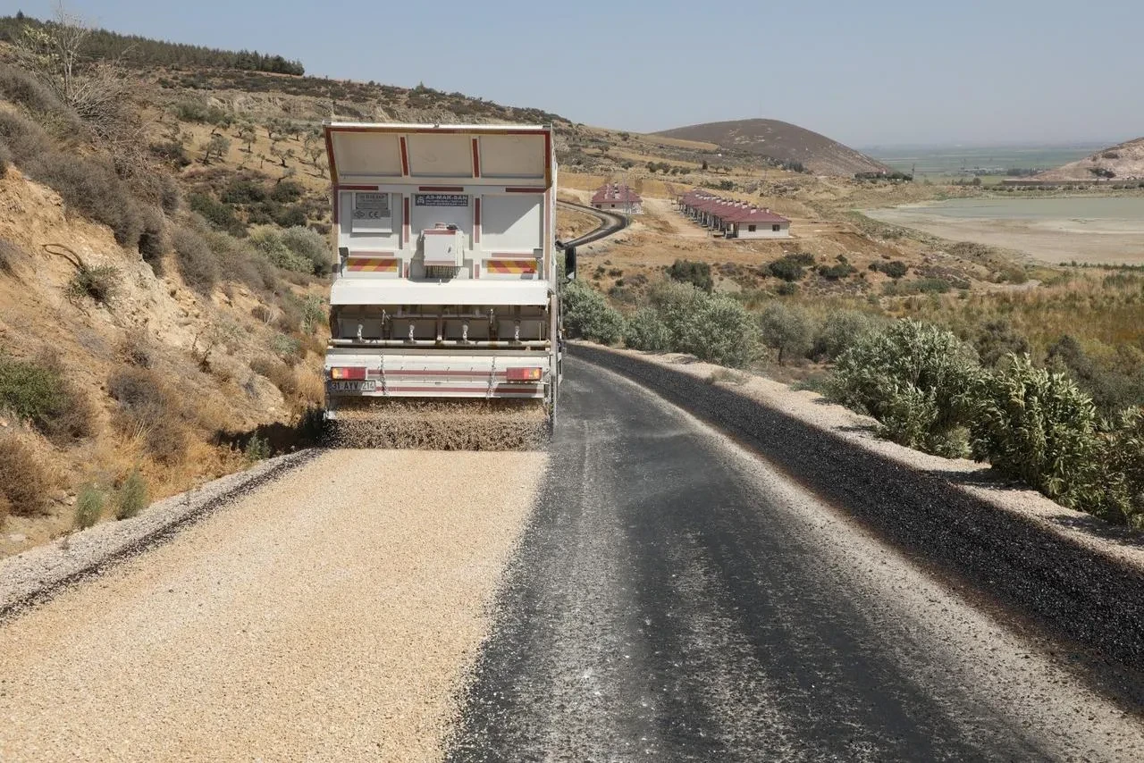 Hatay Büyükşehir Belediyesi Çakallı Mahallesi'nde 7 kilometre yol yapımını tamamladı