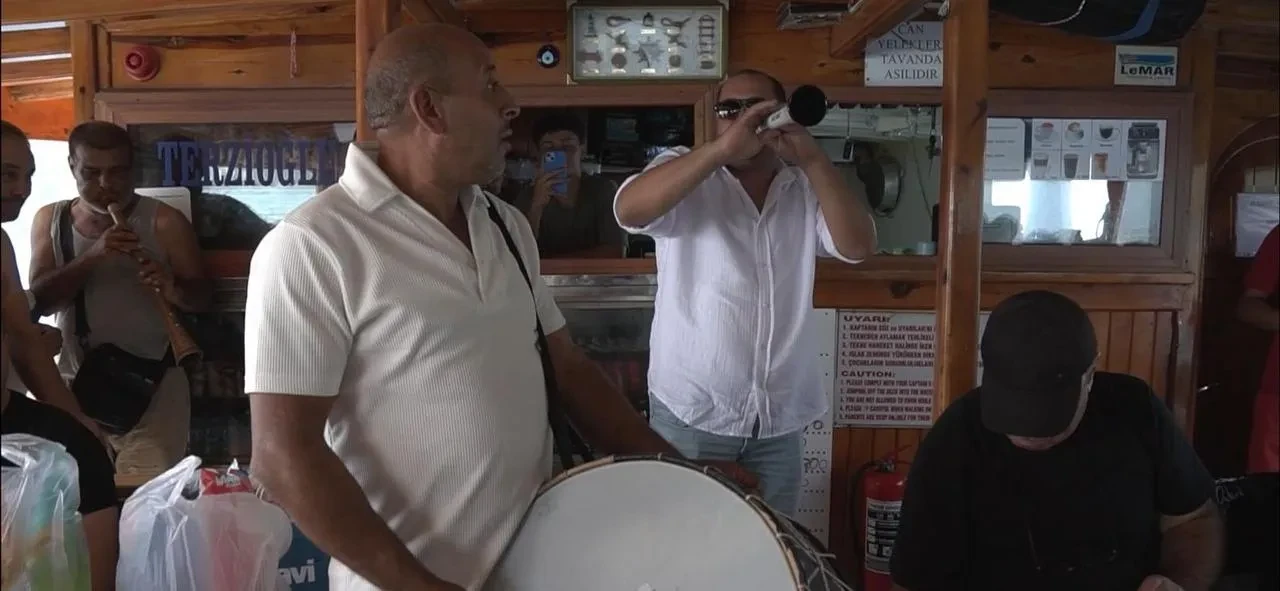 Muğla’nın Düğerek Mahallesi sakinleri denizde davul zurna ile eğlendi