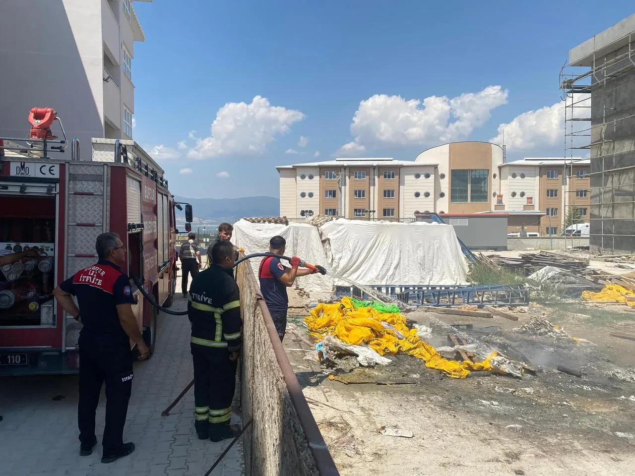 Burdur'da okul inşaatında yakılan ateş itfaiye ve polisi harekete geçirdi.