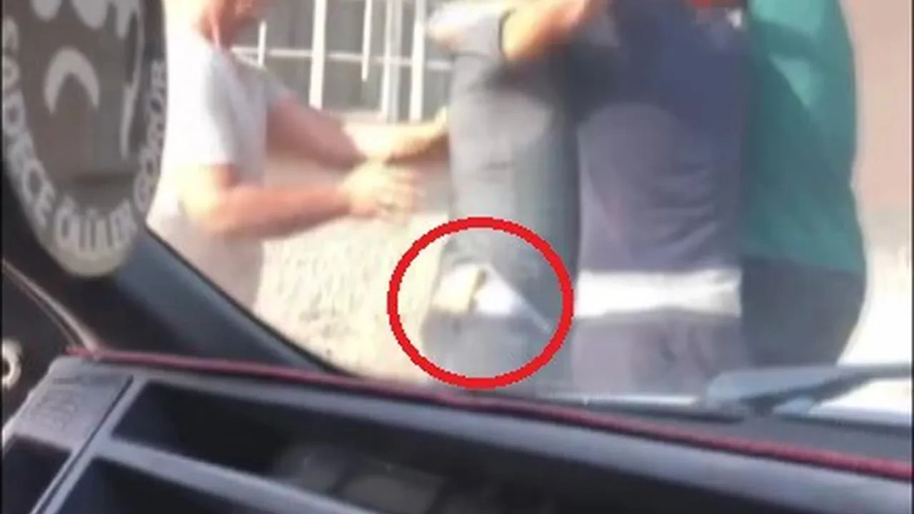 Hatay'da şahıslar bıçakla sokak ortasında tekmeli yumruklu kavgaya girdi