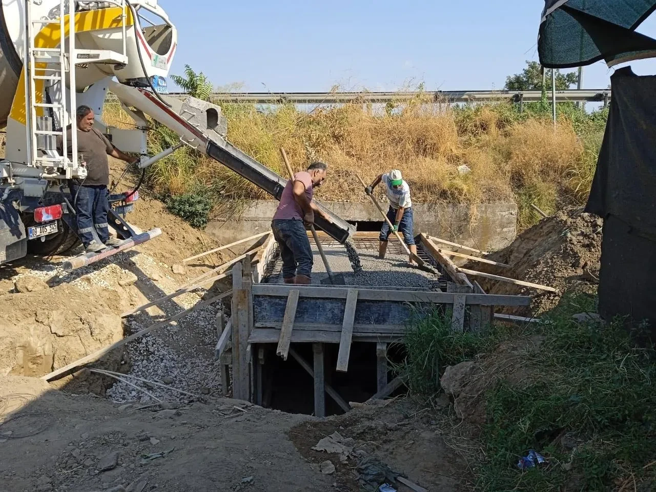 Başkan Yıldırımkaya Kabaca Mahallesi'ndeki menfez sorununu köprüyle çözdü