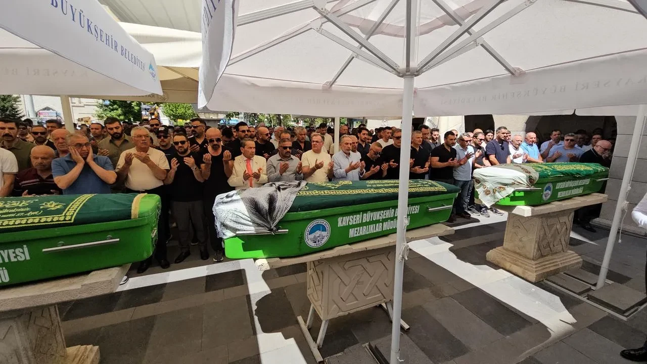 Ali Hızar’ın annesi Ayşe Hızar’ın cenazesi Hulusi Akar Camii’nde kılındı