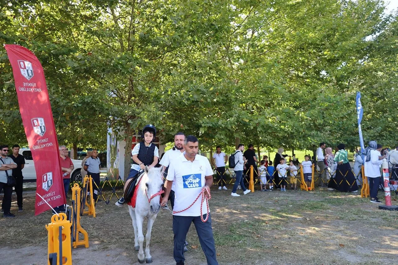 Sakarya Kültür Sanat Festivali'nde çocuklar pony atlarla eğlenceli vakit geçirdi