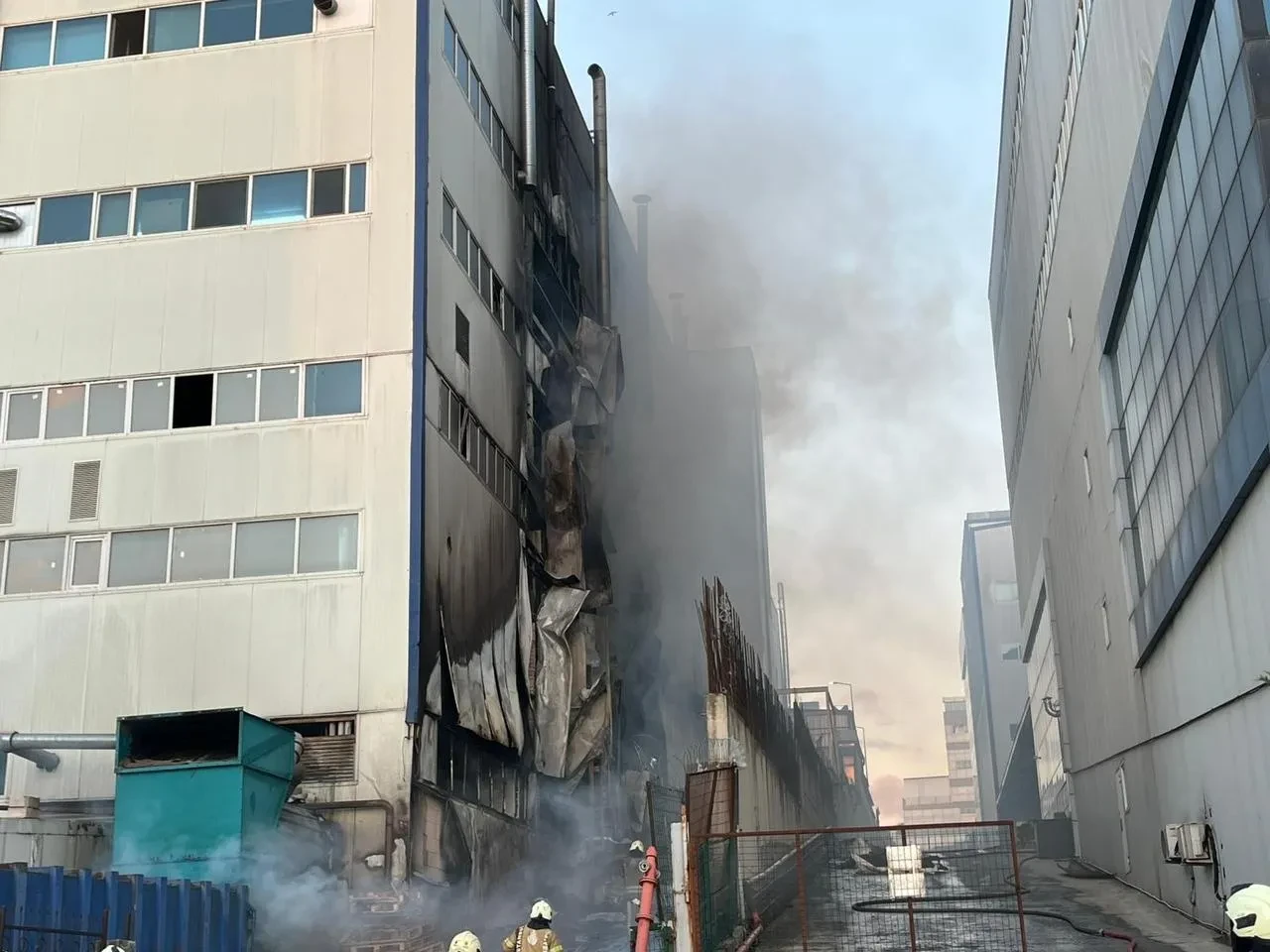 Arnavutköy'de 3 katlı fabrikada çıkan yangın itfaiye ekiplerince kontrol altına alınıyor