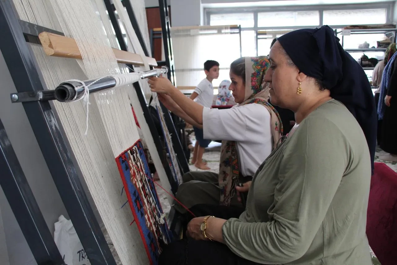 Şırnak'ta kadınlar Jirki kilimi ile kültürü yaşatıyor