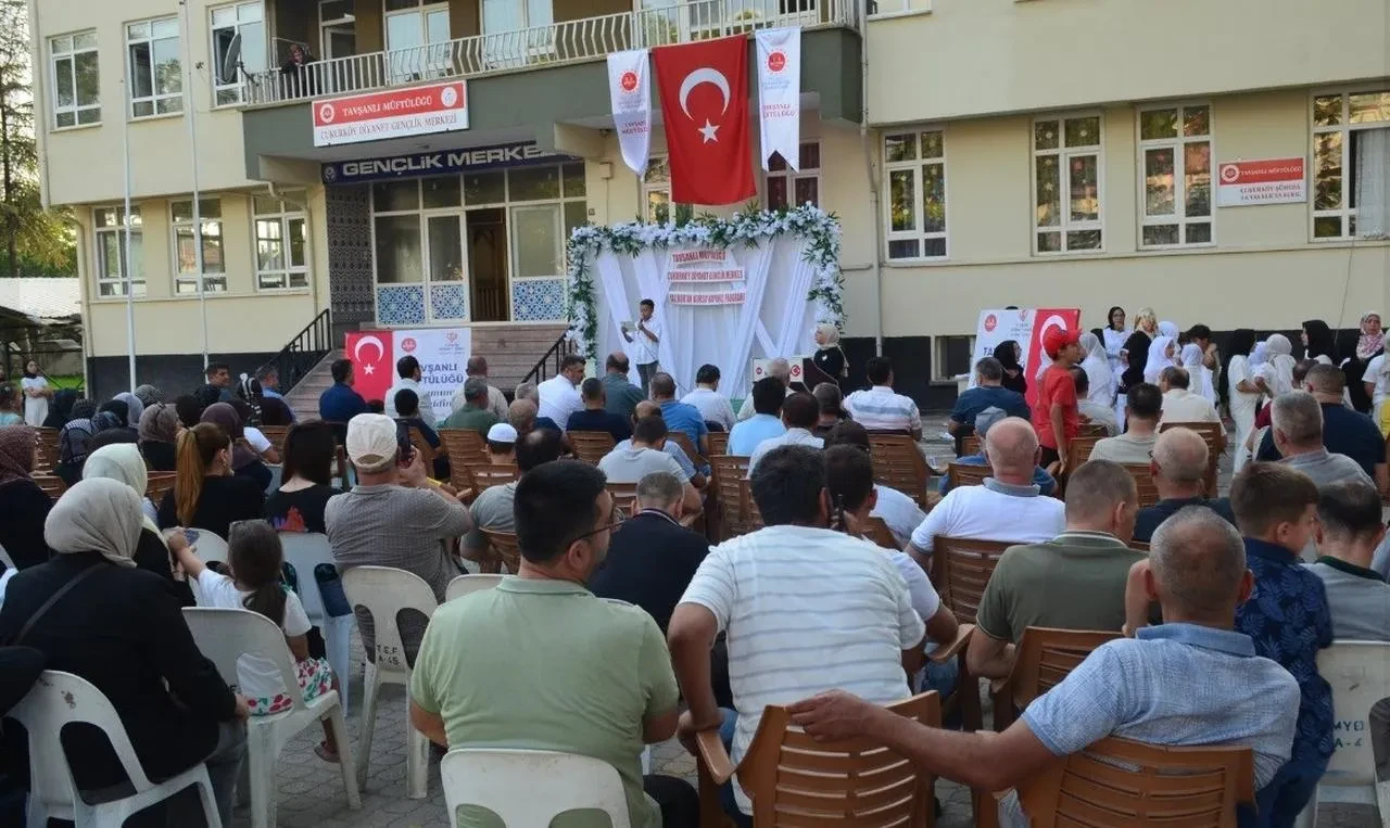 Tavşanlı Çukurköy Mahallesi'nde minik öğrenciler Kur'an kursu töreninde sahne aldı