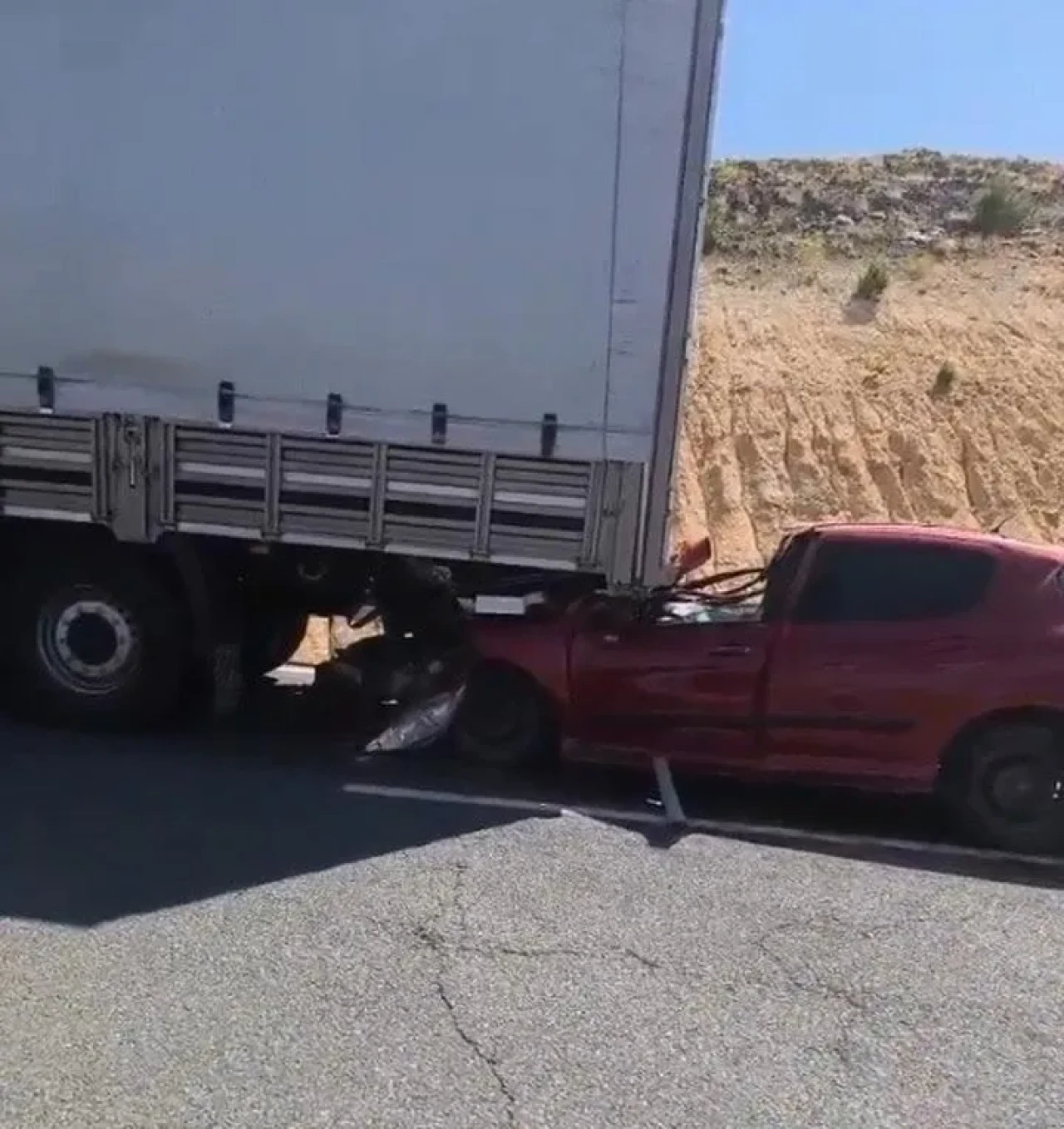 Kars Sarıkamış'ta otomobil tıra çarptı bir kişi yaralandı