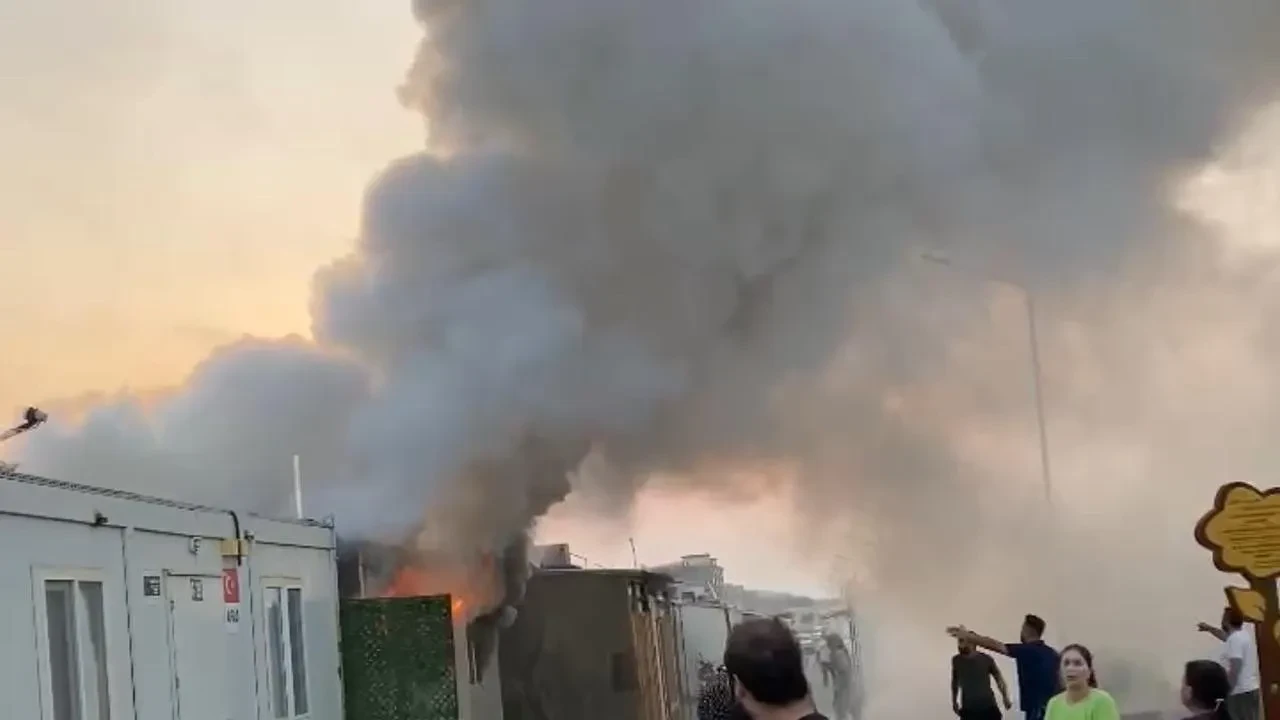 Adıyaman'daki K-29 Konteyner Kent'te yangın çıktı can kaybı yok