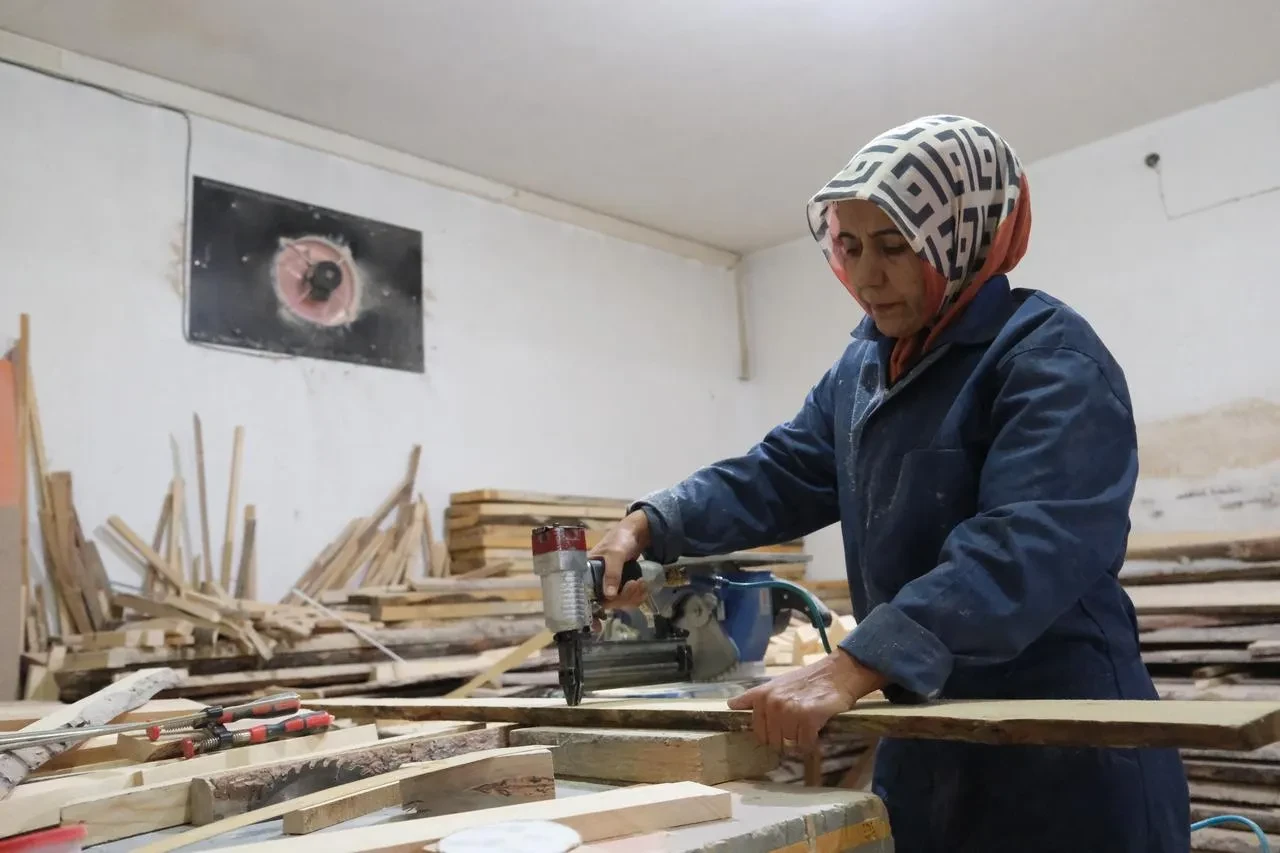 Erzincan'da Sare Kaya İrgali ahşap mobilya üretimi ve tamiri yapıyor