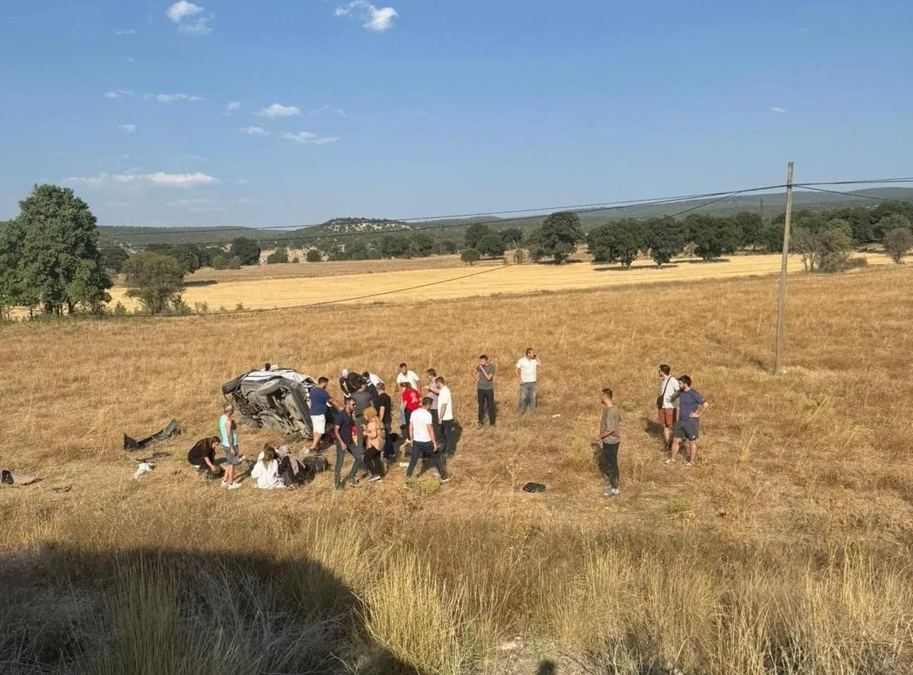 Kütahya'nın Emet ilçesinde otomobil tarlaya uçtu 5 yaralı