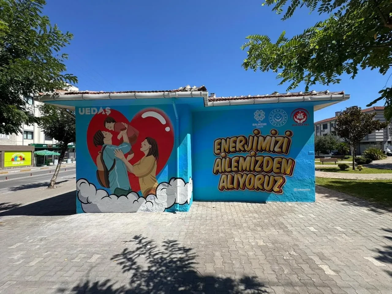 UEDAŞ Balıkesir'de trafoları aile temasıyla renklendirdi