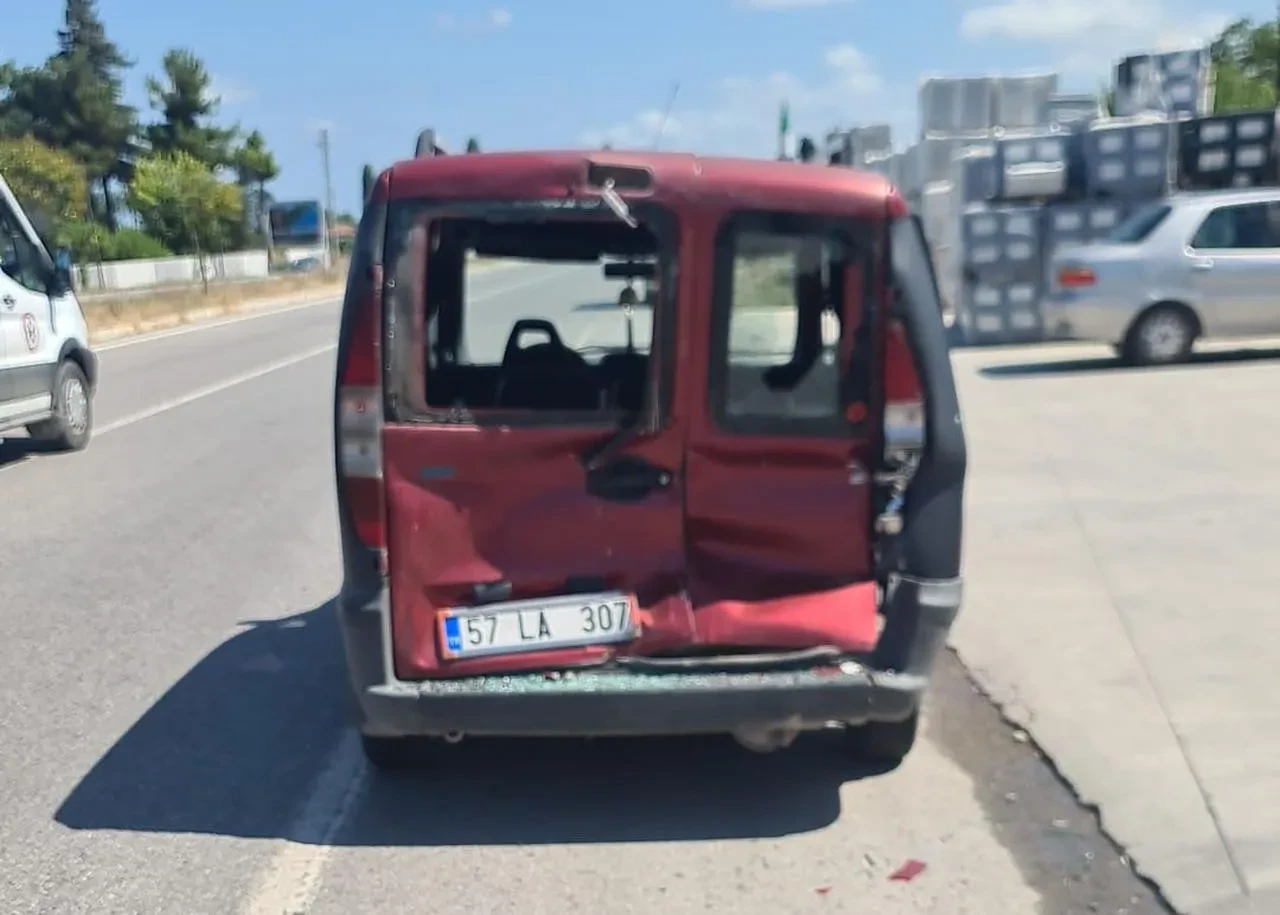 Samsun Alaçam'da iki trafik kazası kameralara yansıdı, iki kişi yaralandı