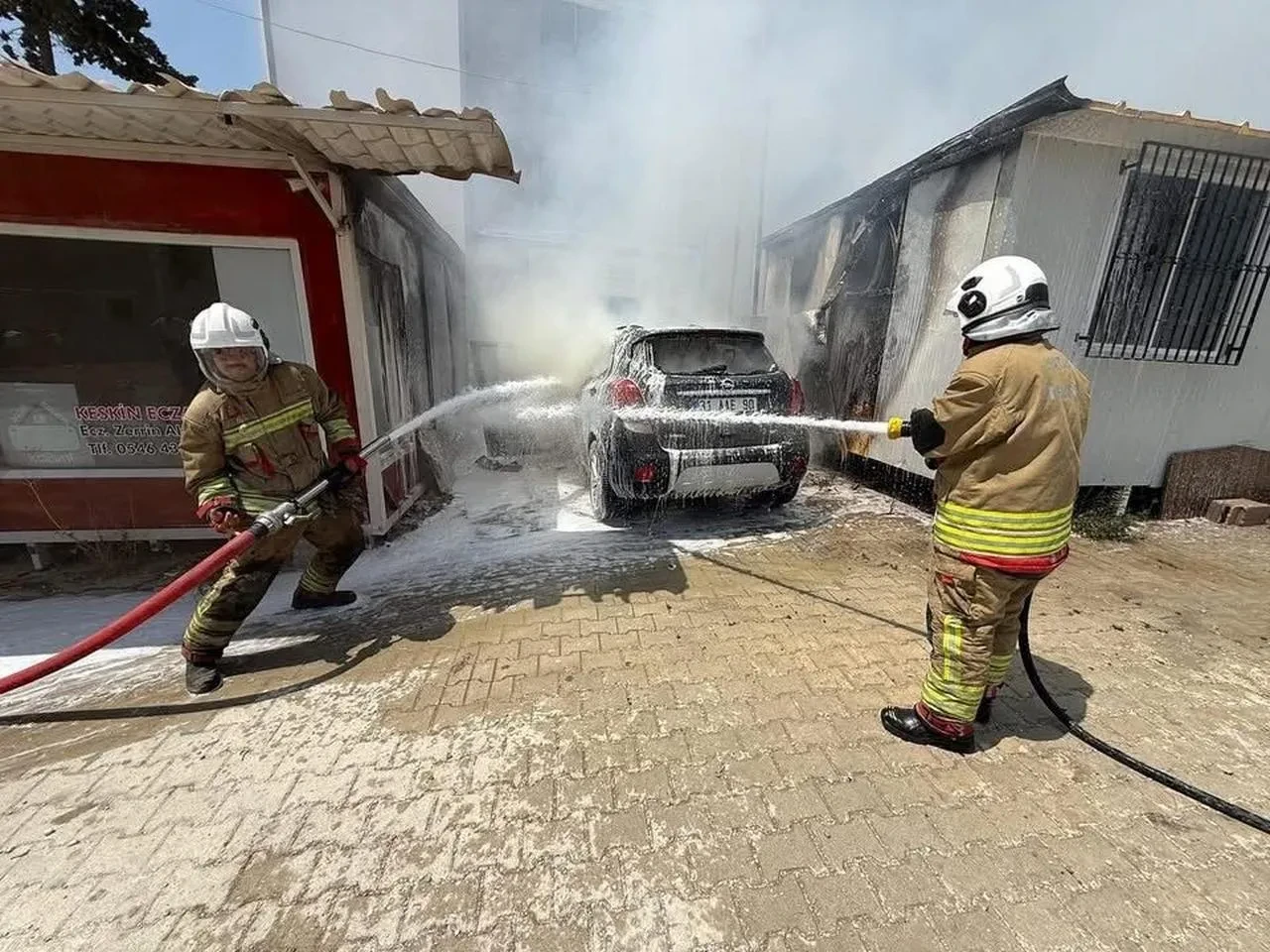 Defne İlçesinde Konteyner Yangını Park Halindeki Araca Sıçradı