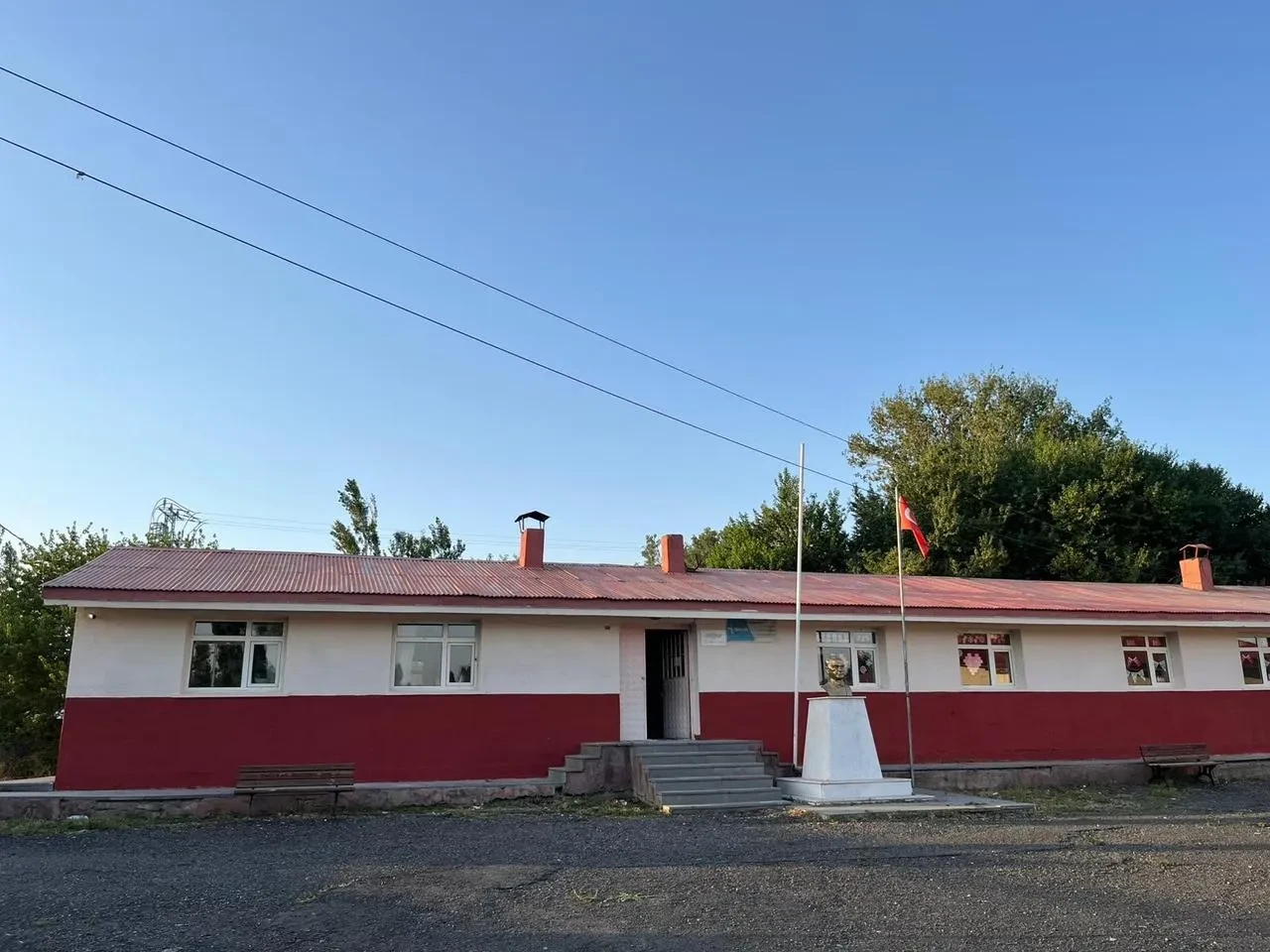 Karslı iş insanı Esat Ulu Karahan köyü okulunu boyattı