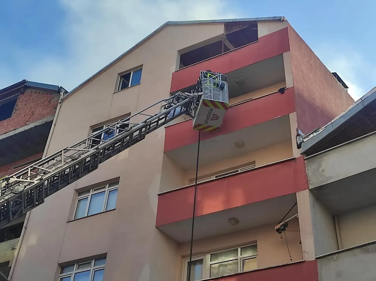 Sinop'un Türkeli ilçesinde apartman yangını itfaiye ekiplerince söndürüldü